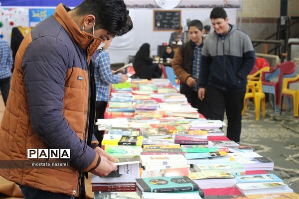 استقبال پر شور دانش آموزان بافقی از نمایشگاه کتاب