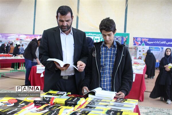 استقبال پر شور دانش آموزان بافقی از نمایشگاه کتاب