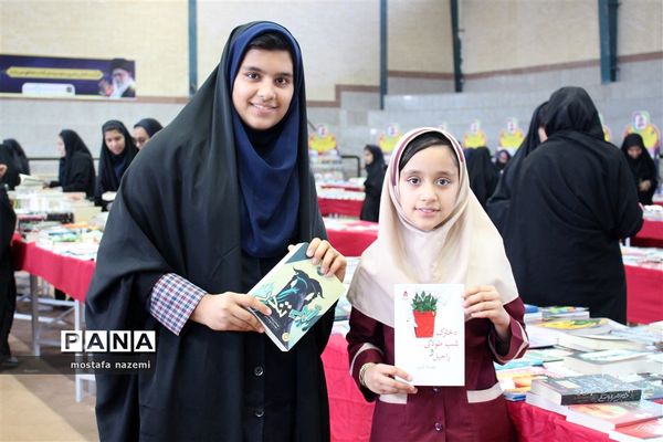 استقبال پر شور دانش آموزان بافقی از نمایشگاه کتاب