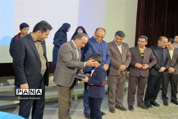 تجلیل از معلمان و دانش‌آموزان پژوهشگر