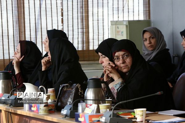 جلسه مشترک کارشناسان و مسئولان مشاوره و مراقبت در برابر آسیب‌های اجتماعی مناطق شهر تهران