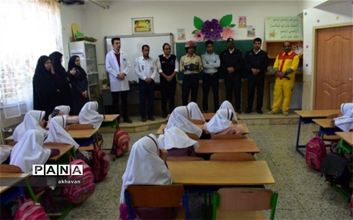 آموزش عملی درس مشاغل کلاس دوم ابتدایی در دبستان دخترانه شاهد بهاباد