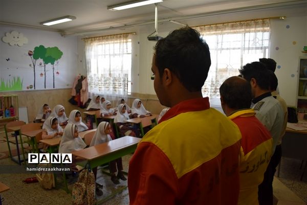 آموزش عملی درس مشاغل کلاس دوم ابتدایی دبستان دخترانه شاهد بهاباد