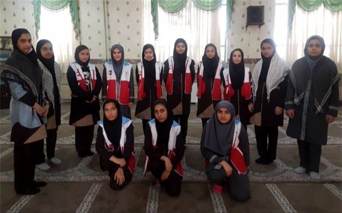 طرح لاله های روشن به یاد شهدا، توسط اعضای کانون های دانش آموزی هلال احمر کرج در مدارس البرز اجرا شد