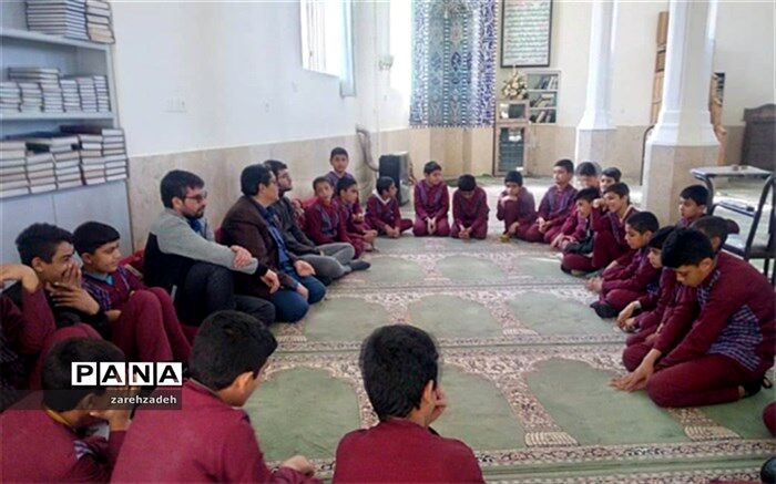 برگزاری جلسه حلقه صالحین دبستان شهید محمد فلاحزاده ابرکوه با هدف بصیرت افزایی