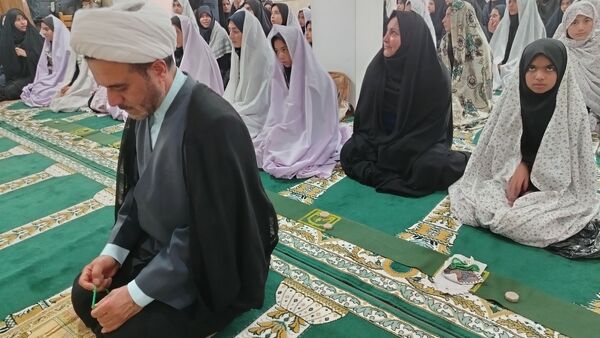اقامه نماز جماعت ظهر و عصردر دبیرستان شهید مجید دهنوی 