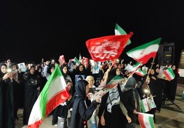 تجمع مردمی بخش افرینه برای حمایت از ایران در شب سی و دوم حضور 