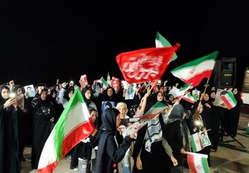 تجمع مردمی بخش افرینه برای حمایت از ایران در شب سی و دوم حضور 