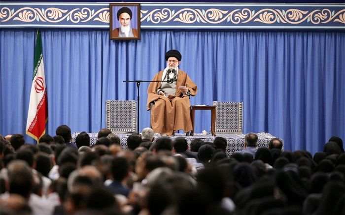 رهبر انقلاب: ما هرگز کشور را به سمت جنگ نمی بریم اما اگر دیگران بخواهند با قدرت تمام مقابل آنها می ایستیم