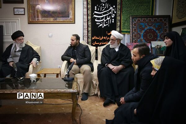 حضور رهبر معظم انقلاب اسلامی در منزل سپهبد شهید حاج قاسم سلیمانی