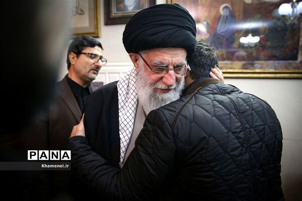 حضور رهبر معظم انقلاب اسلامی در منزل سپهبد شهید حاج قاسم سلیمانی