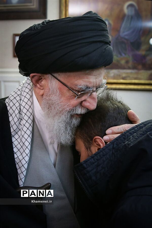 حضور رهبر معظم انقلاب اسلامی در منزل سپهبد شهید حاج قاسم سلیمانی