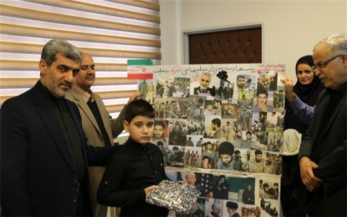 دانش آموز البرزی از عکس های سردار سلیمانی آلبوم عشق ساخت +‌تصویر