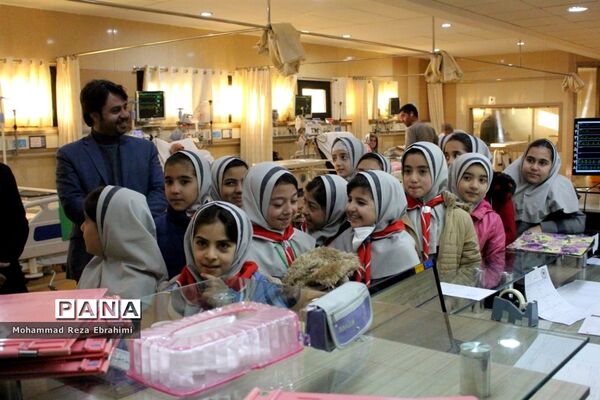 بازدید رئیس سازمان دانش آموزی و تعدادی از دانش آموزان پیشتاز از بیمارستان فرشچیان همدان