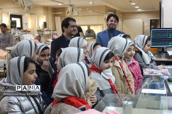بازدید رئیس سازمان دانش آموزی و تعدادی از دانش آموزان پیشتاز از بیمارستان فرشچیان همدان