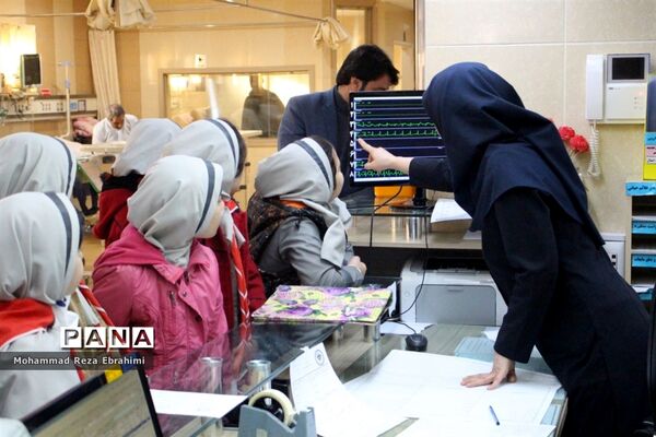 بازدید رئیس سازمان دانش آموزی و تعدادی از دانش آموزان پیشتاز از بیمارستان فرشچیان همدان