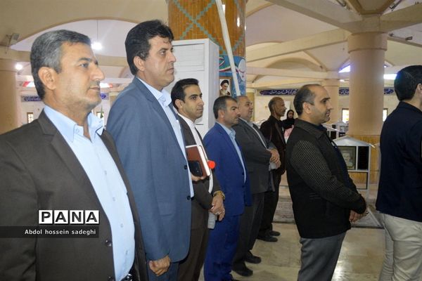 عطر افشانی و گل گزاری قبور مطهر شهدا در آستانه یادواره شهدای فرهنگی و دانش‌آموزی استان بوشهر