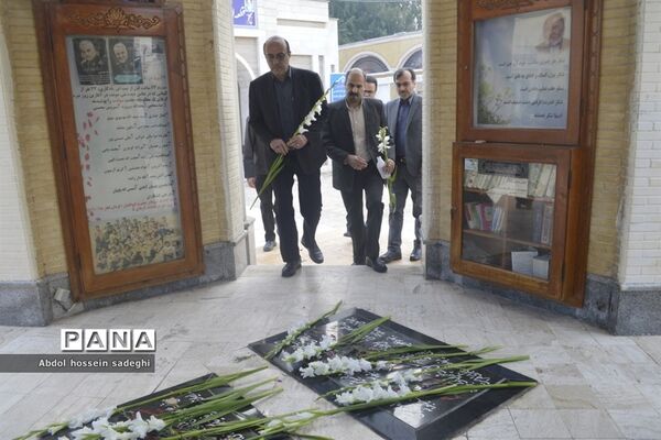 عطر افشانی و گل گزاری قبور مطهر شهدا در آستانه یادواره شهدای فرهنگی و دانش‌آموزی استان بوشهر