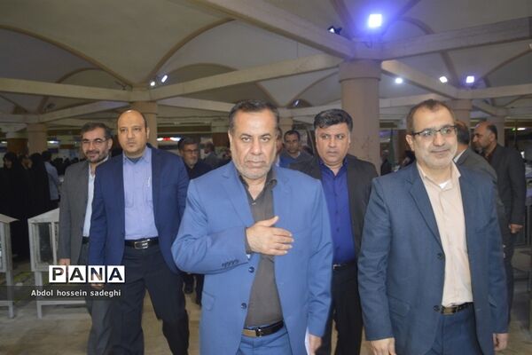 عطر افشانی و گل گزاری قبور مطهر شهدا در آستانه یادواره شهدای فرهنگی و دانش‌آموزی استان بوشهر