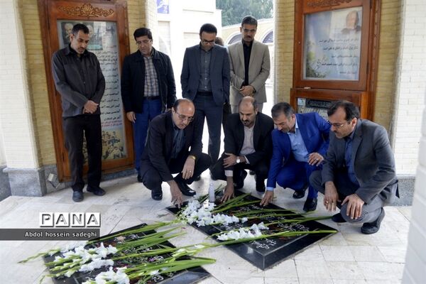 عطر افشانی و گل گزاری قبور مطهر شهدا در آستانه یادواره شهدای فرهنگی و دانش‌آموزی استان بوشهر
