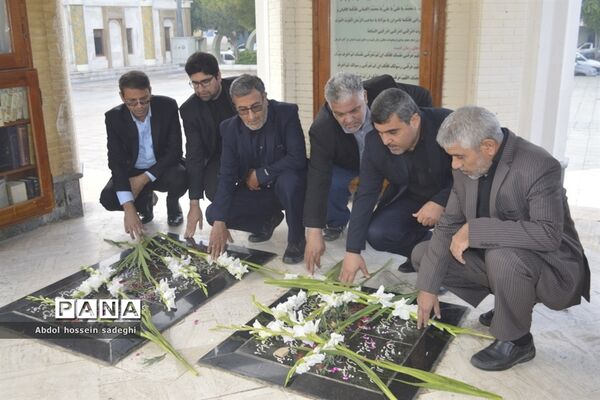 عطر افشانی و گل گزاری قبور مطهر شهدا در آستانه یادواره شهدای فرهنگی و دانش‌آموزی استان بوشهر