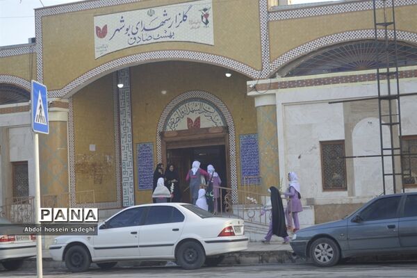عطر افشانی و گل گزاری قبور مطهر شهدا در آستانه یادواره شهدای فرهنگی و دانش‌آموزی استان بوشهر