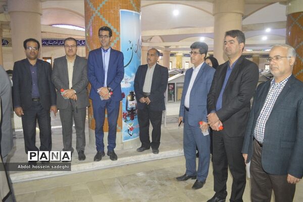 عطر افشانی و گل گزاری قبور مطهر شهدا در آستانه یادواره شهدای فرهنگی و دانش‌آموزی استان بوشهر