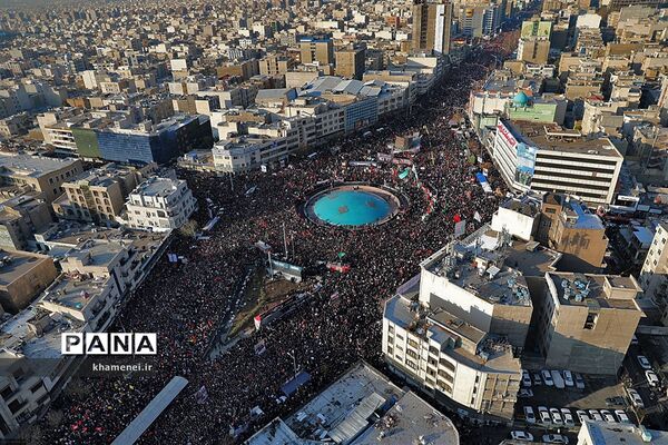 اقامه نماز بر پیکر شهید سپهبد قاسم سلیمانی و یاران مجاهد او