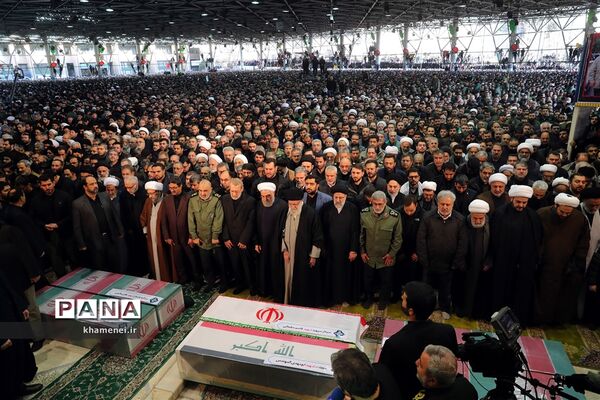 اقامه نماز بر پیکر شهید سپهبد قاسم سلیمانی و یاران مجاهد او