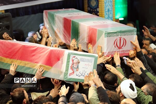 اقامه نماز بر پیکر شهید سپهبد قاسم سلیمانی و یاران مجاهد او