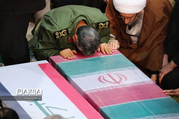 اقامه نماز بر پیکر شهید سپهبد قاسم سلیمانی و یاران مجاهد او