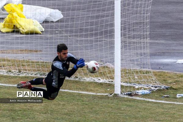 دیدار تیم های فوتبال نود ارومیه و علم و ادب تبریز