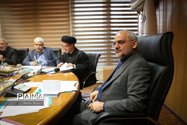 نشست وزیر آموزش و پرورش با هیات امنای مرکز استعدادهای درخشان و دانش پژوهان جوان
