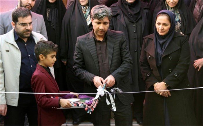 در راستای مبارزه با قاچاق کالا و ارز،نهادینه کردن مبحث اشتغال‌زایی درجامعه امری کلیدی و استراتژیک است