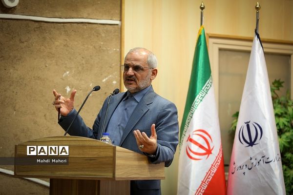 نشست صمیمی وزیرآموزش و پرورش با کارکنان معاونت برنامه ریزی و توسعه منابع آموزش و پروش