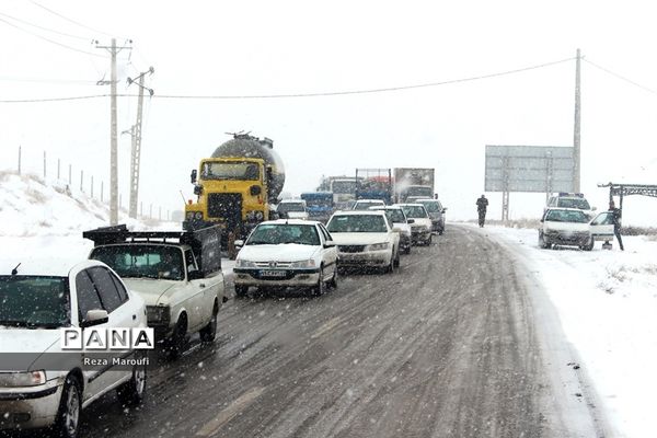 تلاش راهداران در جاده‌های برفی ارومیه