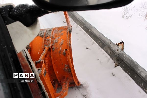 تلاش راهداران در جاده‌های برفی ارومیه