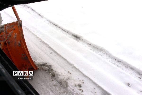 تلاش راهداران در جاده‌های برفی ارومیه