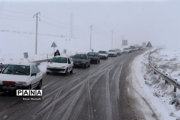 تلاش راهداران در جاده‌های برفی ارومیه