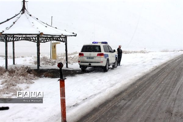 تلاش راهداران در جاده‌های برفی ارومیه