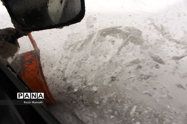 تلاش راهداران در جاده‌های برفی ارومیه