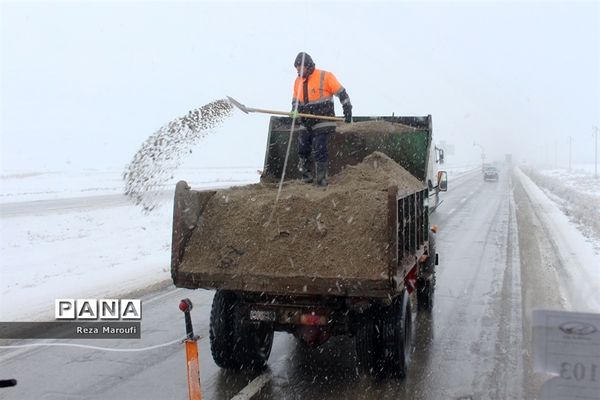 تلاش راهداران در جاده‌های برفی ارومیه