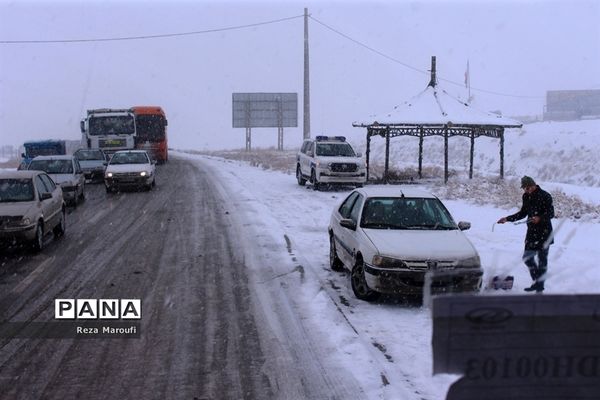 تلاش راهداران در جاده‌های برفی ارومیه