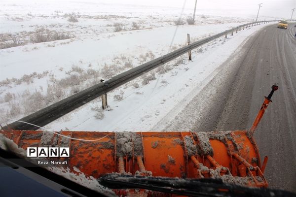 تلاش راهداران در جاده‌های برفی ارومیه