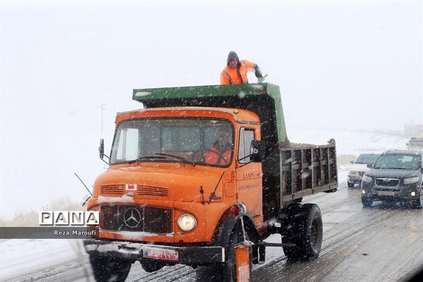 تلاش راهداران در جاده‌های برفی ارومیه