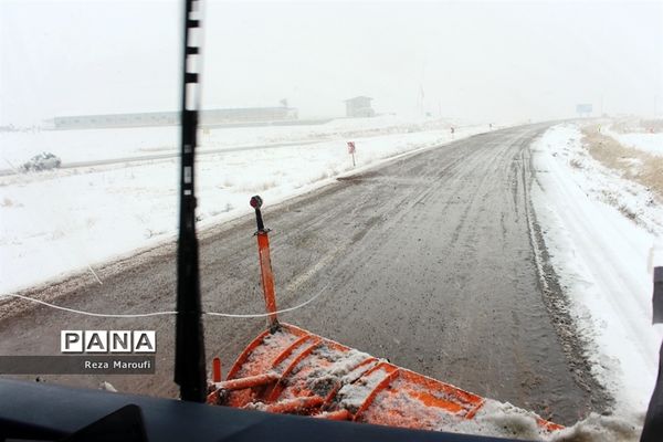تلاش راهداران در جاده‌های برفی ارومیه