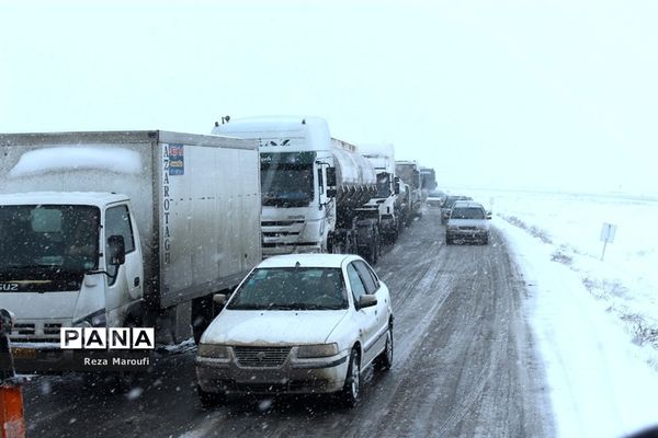 تلاش راهداران در جاده‌های برفی ارومیه
