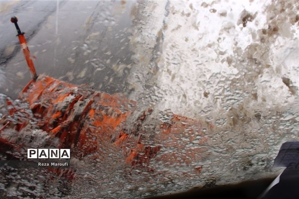 تلاش راهداران در جاده‌های برفی ارومیه