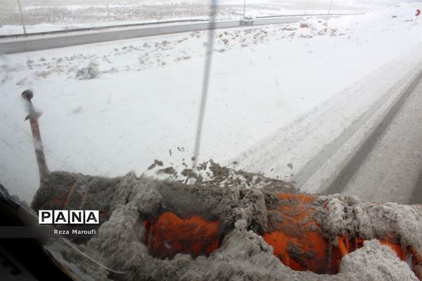تلاش راهداران در جاده‌های برفی ارومیه