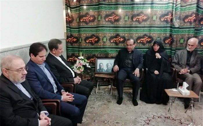 حضور جهانگیری در منزل دو تن از جان باختگان حادثه سقوط هواپیمای اوکراینی + تصویر
